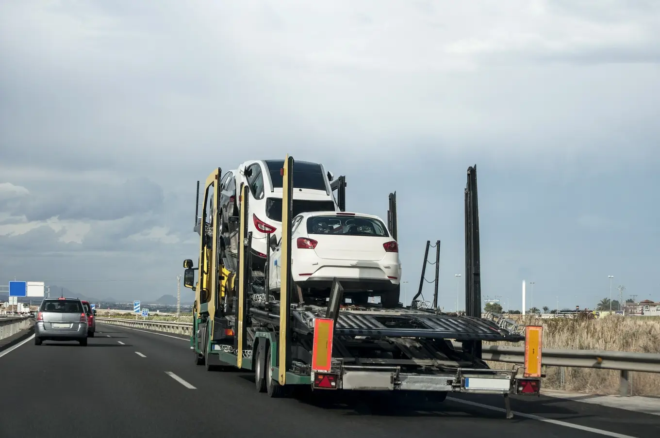 transport samochodów osobowych ciężarówką